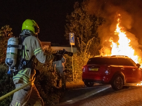 Vlammenzee bij nachtelijke autobrand